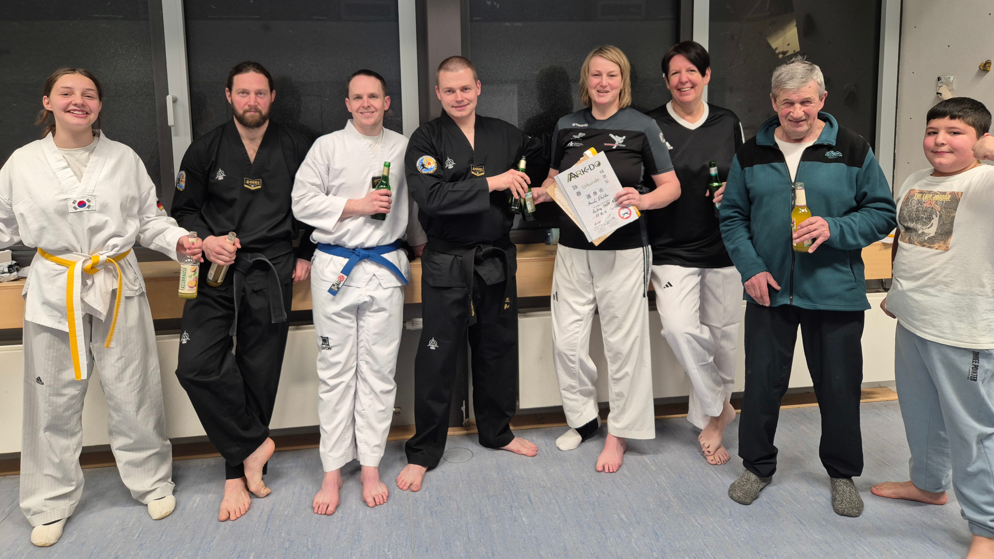 Prost zur bestandenen Prüfung - mit weiteren Personen aus unserer Kampfkunst-Community