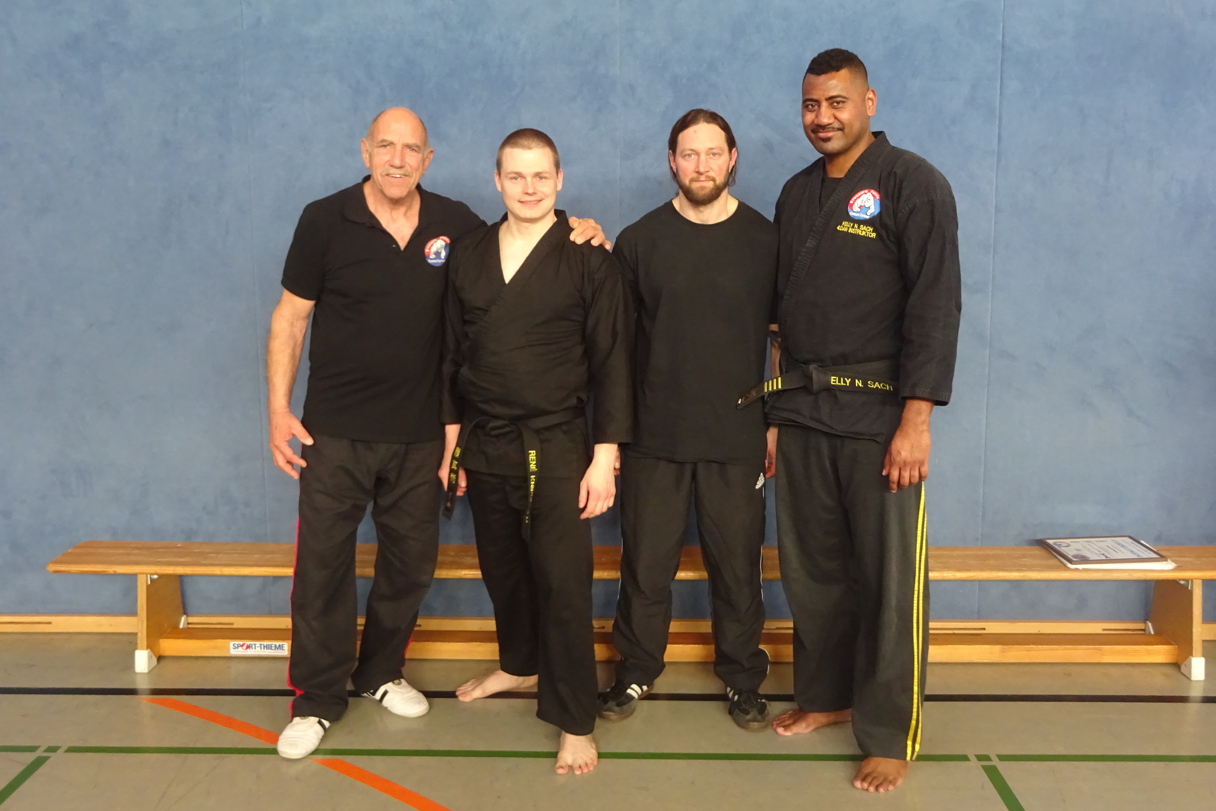 Großmeister Kelly H. Sach, René Knipschild, Andreas Althaus, Meister Kelly N. Sach (v.l.n.r; 2024) Großmeister Kelly H. Sach, René Knipschild, Andreas Althaus, Meister Kelly N. Sach (v.l.n.r; 2024)