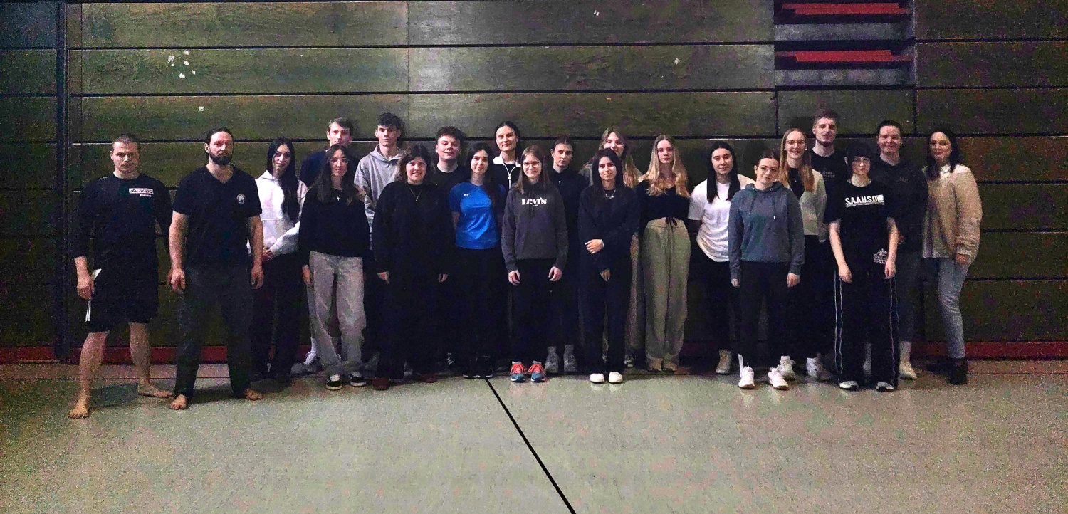 Gruppenfoto: Prävention, Selbstbehauptung und Selbstverteidigung bei Andi und René Gruppenfoto: Prävention, Selbstbehauptung und Selbstverteidigung bei Andi und René