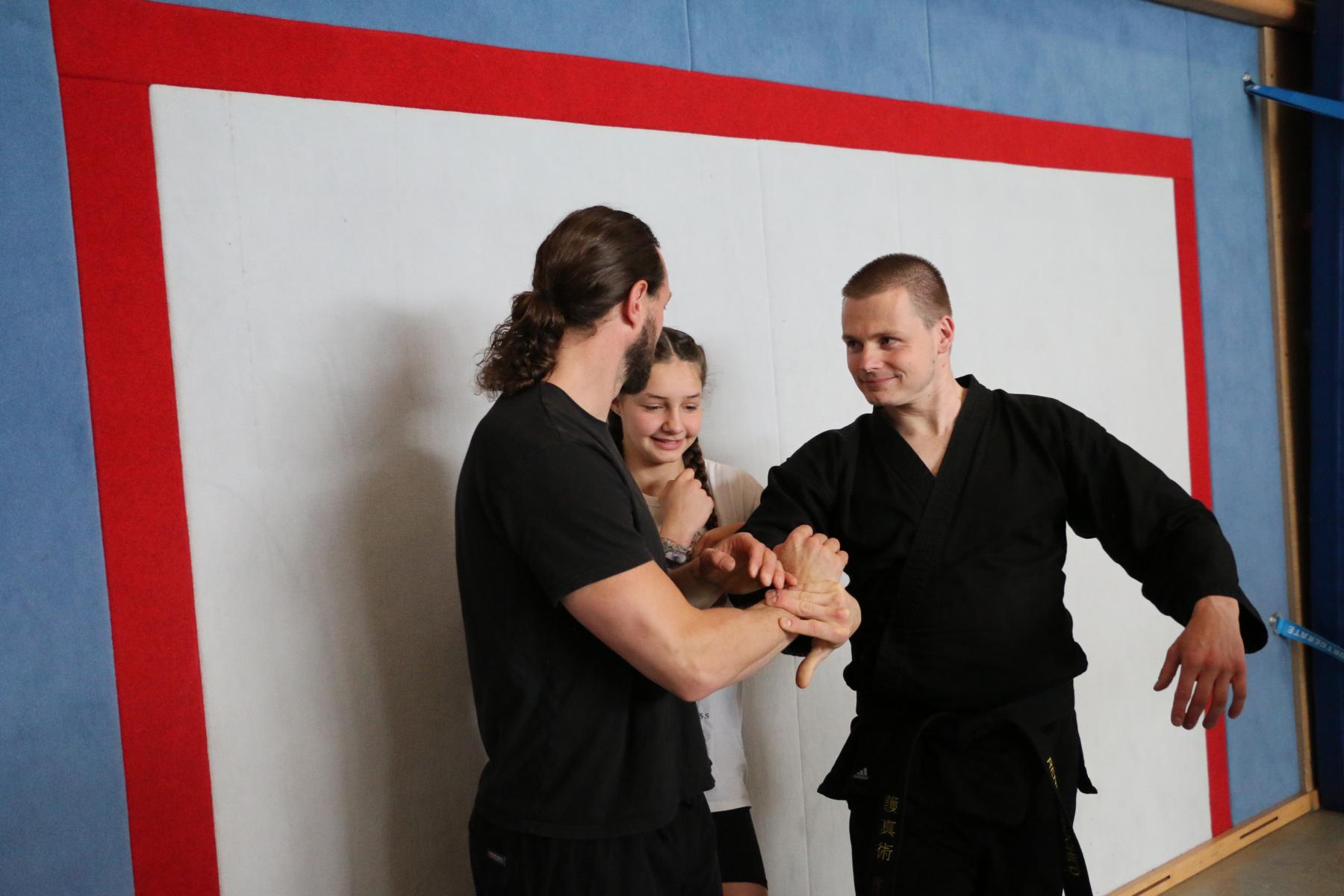 Paula guckt René und Andi beim Training zu