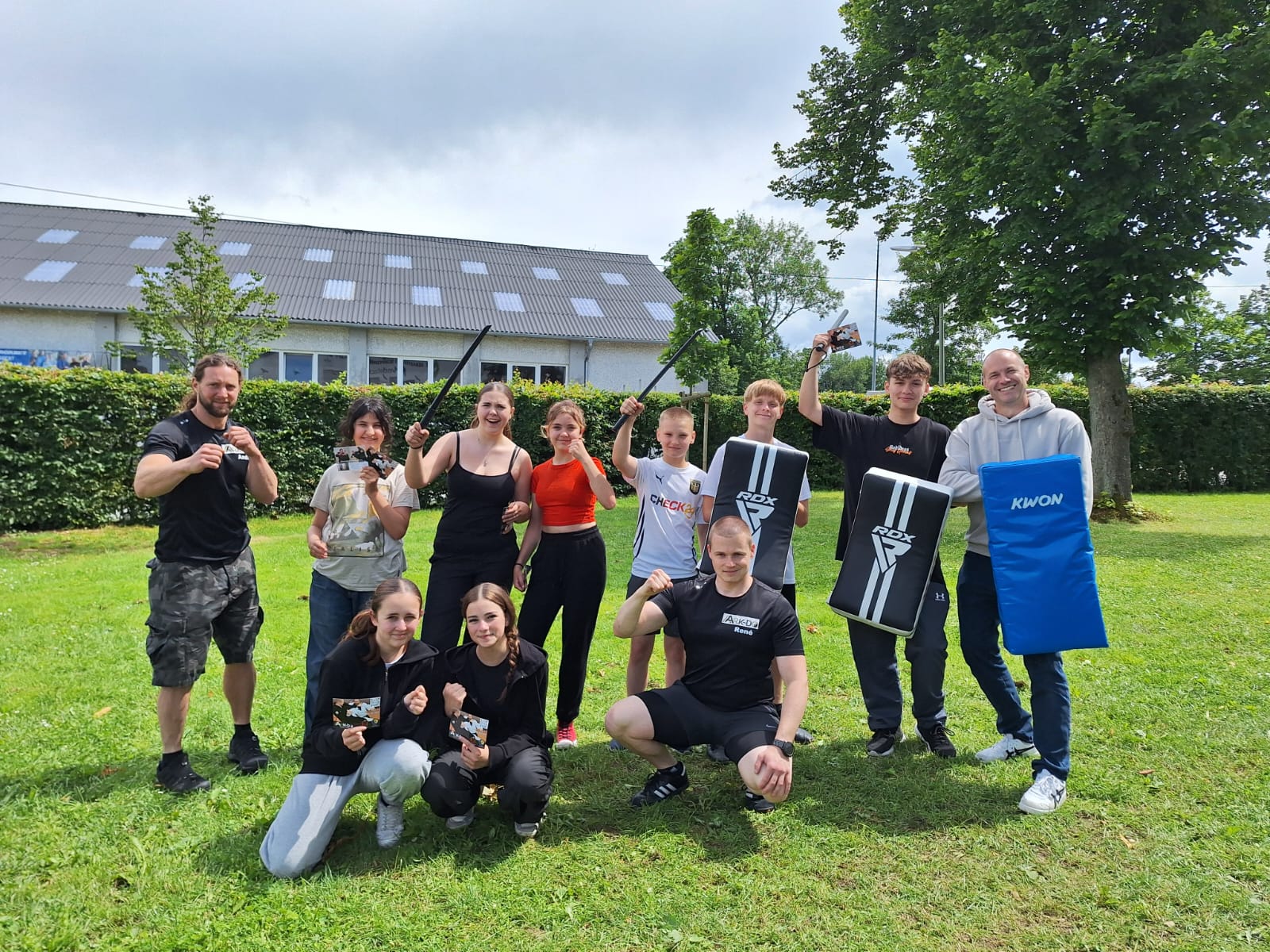 Gruppenfoto mit Schülern der Sekundarschule Medebach-Winterberg, dem Lehrer, Andi und René